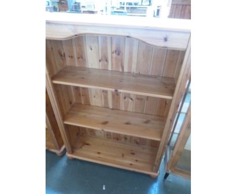 A pine four shelf bookshelf, 86cmW