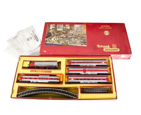 Tri-ang Railways 00 Gauge RS 33 Transcontinental Train Set, comprising silver and red Single Ended Diesel, four silver and re