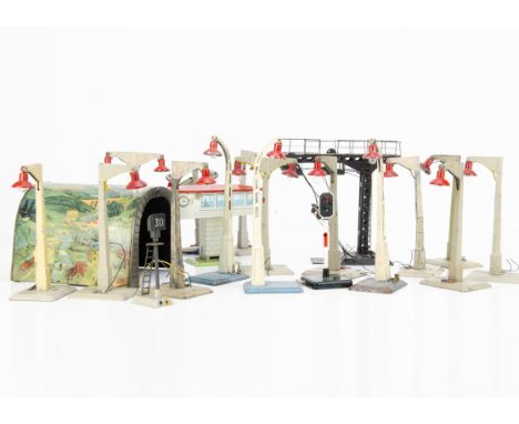 French O Gauge Scenic Accessories by Le Rapide JEP and others, nine single and three double yard lamps by LR, all with seriou