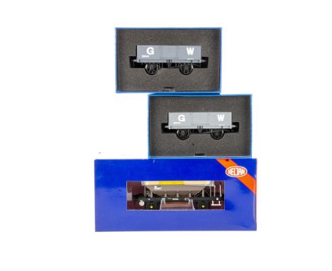 Dapol and Heljan 0 Gauge Finescale 4-wheeled Freight Stock, in original boxes, 7F-051-002 and 7F-051-005, both GWR 5-plank op