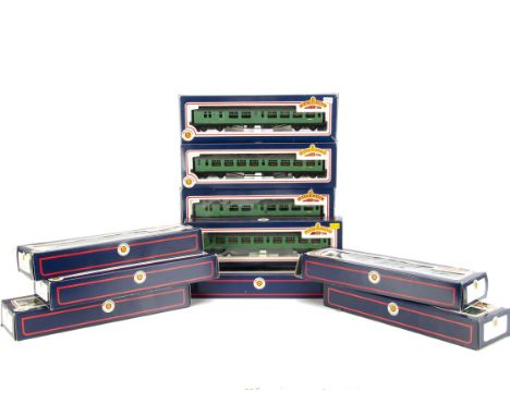 Bachmann 00 Gauge BR SR malachite green 63' Bulleid Main Line coaches, including 2nd/Brake (5), 2nd (3), Composite 1st/2nd (2