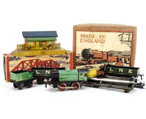 A Post-war Hornby 0 Gauge clockwork M1 Train and other items, a green M1 locomotive and tender 3435, G, mech tested okay, dra