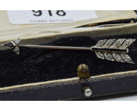 Edwardian sapphire and diamond set arrow brooch, 15mm wide, in fitted case 