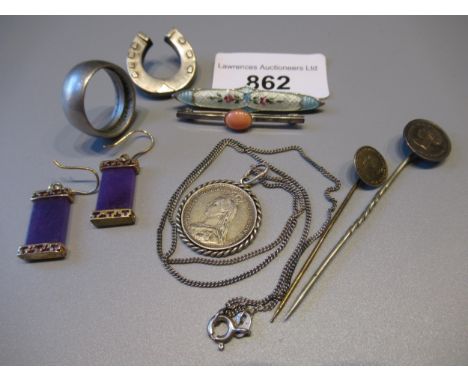 Bag containing small quantity of various jewellery, including an enamel bar brooch, horseshoe brooch, stickpins etc. 