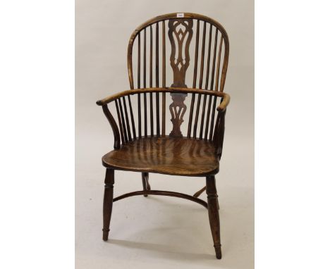 Large 19th Century yew wood and elm splat and stick back Windsor chair, having turned tapering supports with crinoline stretc