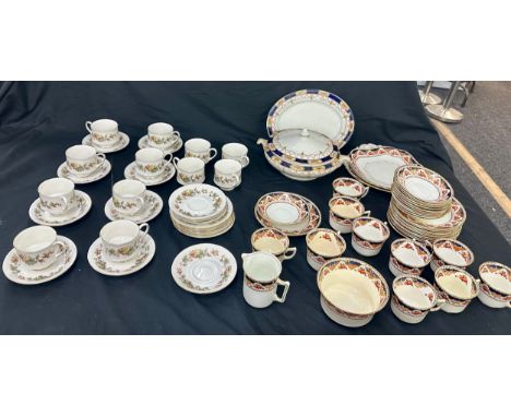 Royal Standard Lyndale cups and saucers, part vintage dinner service to include tureens, plates, cups, saucers etc 