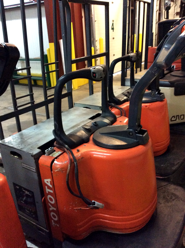 Toyota Electric Pallet Jack Model 7HBE30, 6000lb Cap w/Bassi SR2400