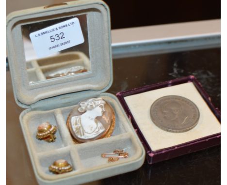 GOLD MOUNTED CAMEO BROOCH, PAIR OF CAMEO STYLE EARRINGS &amp; FESTIVAL OF BRITAIN COIN IN BOX    