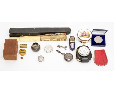 A collection of assorted curiosities and silver, to include a Georgian silver cylinder vinaigrette, a Georgian silver cylinde