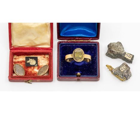 A 19th Century yellow metal scarf ring, set with an oval agate with gold coloured inclusions, rope twist border, in a fitted 