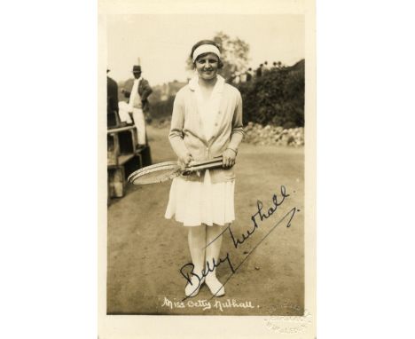 TENNIS: Selection of signed postcard photographs (a few vintage) by various female tennis players, some of them Wimbledon Cha