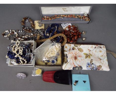 Costume Jewellery - a mixed lot of costume jewellery to include silver 925 brooch, bracelets, necklaces and other