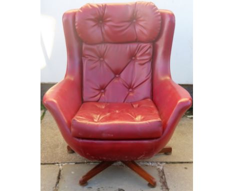 Mid 20th century Oxblood red leather effect swivel armchair on teak supports. Approx. 94cm H x 86cm W x 70cm

Used condition,