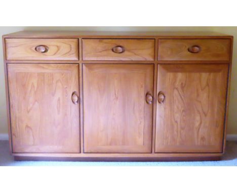 Ercol Golden Dawn light oak sideboard. App. 92cm H x 155cm W x 45cm D

Reasonable used condition, scuffs and scratches 