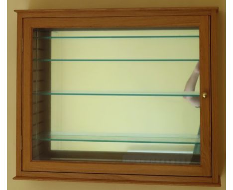 20th century light oak single door glazed display case. App. 62cm H x 75cm W x 14.5cm D

Reasonable used condition, scuffs an