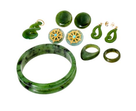 7-teiliges Konvolut Jadeschmuck, best. aus 1 Armreif (Innenumfang ca. 21 cm), 2 Ringe (RW: 55+56), 1 Anhänger (L: ca. 4 cm), 