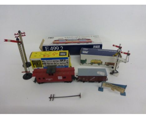 Boxed OO gauge Piko Schellzunglokomotive E499-2 engine plus two boxed Piko wagons, loose wagon, Tyco rolling stockand loose s