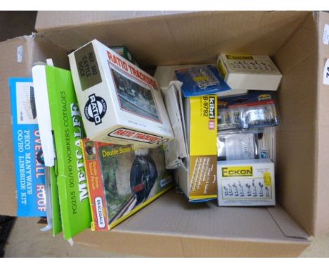 24 Boxed/Carded OO Gauge Model Railway Trackside Accessories Including Metcalfe x 3, Peco Overall Roof, Ratio Trackside, Helj