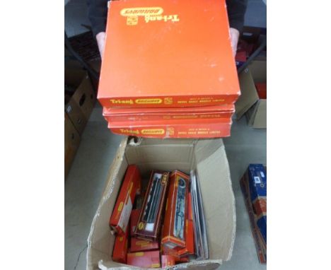 Various boxed OO gauge model railway items including boxed Hornby R053 LNER Class B17 Loco Manchester United, GMR Diesel AIA-