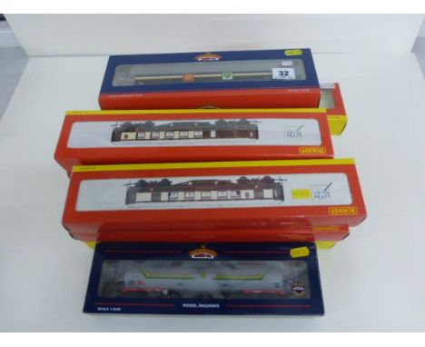 Eight boxed OO gauge items of Hornby & Bachmann rolling stock including Hornby R4150, R4164, R4143A, R4150A, R4166 & R4145A a