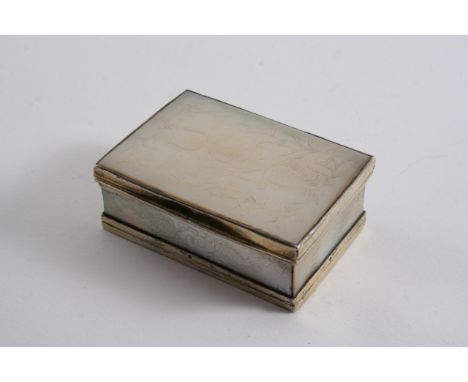A MID 19TH CENTURY CHINESE SILVERGILT MOUNTED MOTHER OF PEARL SNUFF BOX with engraved sides & cover, unmarked 1840-50;  2.5" 