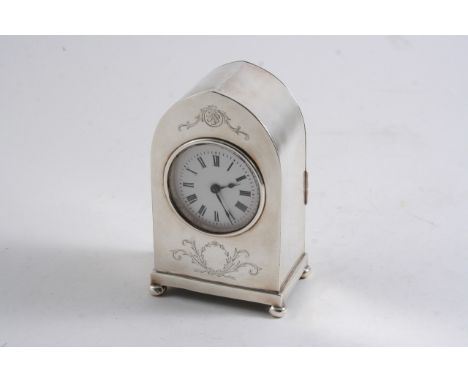 A MODERN MOUNTED TIMEPIECE on button feet with an arched top & engraved detail on the front, the brass movement with a white 