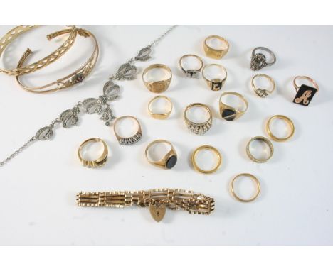 A QUANTITY OF JEWELLERY IN A JEWELLERY BOX including a 9ct. gold gate link bracelet, a diamond two row ring, a black enamel a