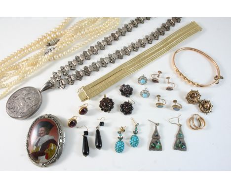 A QUANTITY OF JEWELLERY including a gold bangle, assorted gold and gem set earrings, a silver locket and chain, and various o