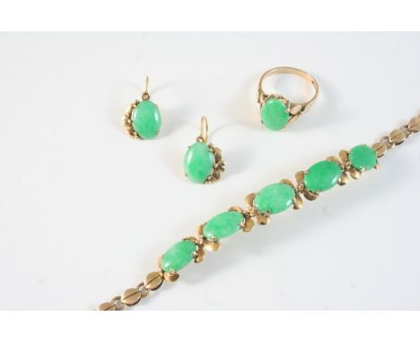 A SUITE OF JADE AND GOLD JEWELLERY comprising a bracelet, a pair of drop earrings and a ring, all set with oval jade cabochon