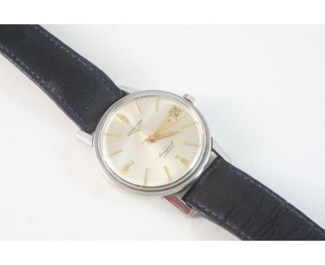 A GENTLEMAN'S STAINLESS STEEL AUTOMATIC CONQUEST WRISTWATCH BY LONGINES the signed circular dial with baton numerals, sweep s