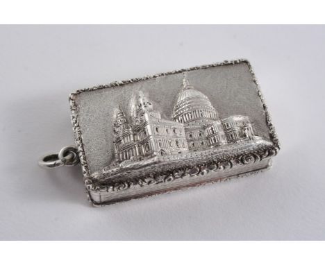 A VICTORIAN OBLONG "CASTLETOP" VINAIGRETTE with a view of St. Paul's cathedral on the cover in high relief within raised bord