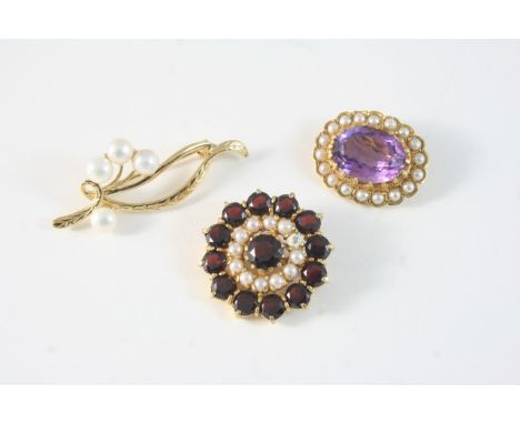 AN AMETHYST AND PEARL BROOCH set with an oval-shaped amethyst within a surround of small pearls, in 9ct. gold, 2.5cm. wide, t