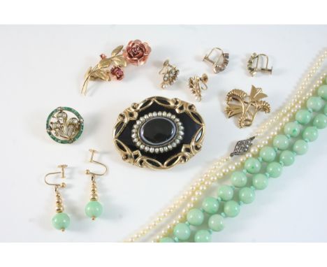 A QUANTITY OF JEWELLERY including a banded agate, black enamel, pearl and gold mourning brooch, an emerald and diamond circul