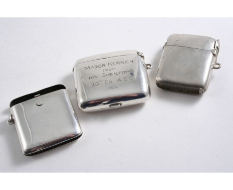 AN EDWARDIAN "PATENT" VESTA CASE of rounded oblong form with a compartment to house a cheroot holder, maker's mark "JC", Birm