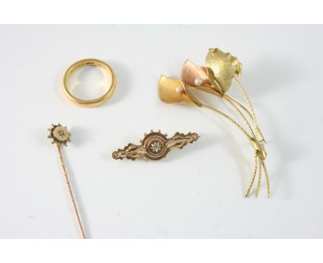 AN 18CT. TWO COLOUR GOLD FOLIATE SPRAY BROOCH set with two small cultured pearls, 6.5cm. long, a 22ct. gold wedding band, 8.5