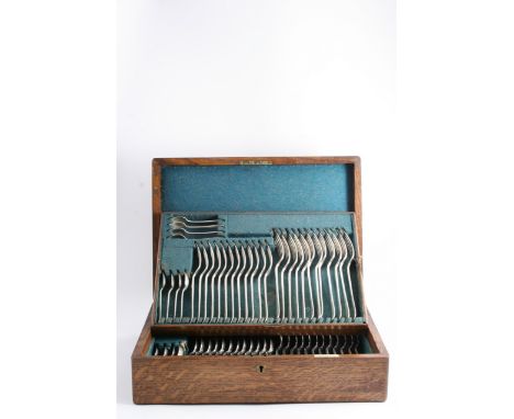 AN EDWARDIAN HANOVERIAN PATTERN CANTEEN OF FLATWARE in a fitted oak box with hinged cover & lift-out tray:- Twelve table spoo