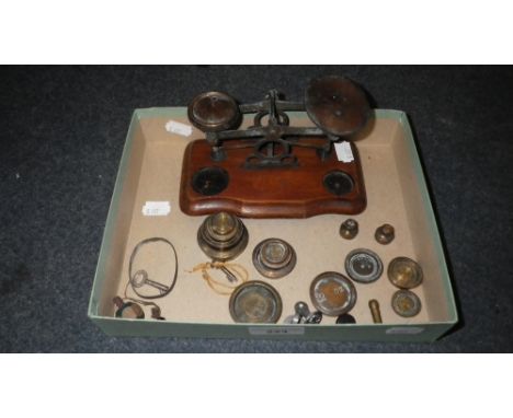 A SET OF EARLY 20TH CENTURY BRASS POSTAL SCALES and a quantity of weights and similar items