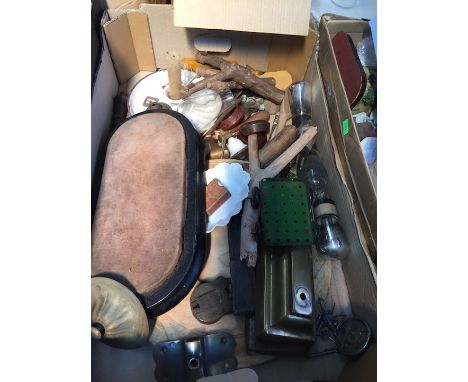 A box of small vintage items to include cut throat razor, old radio, valves, etc. 