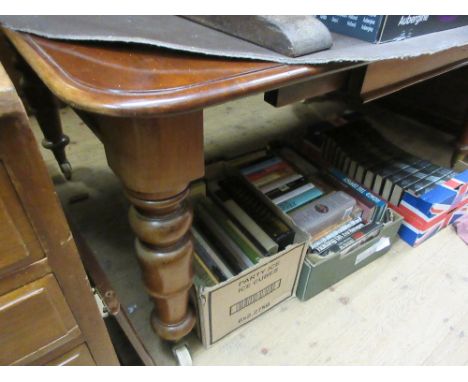 Victorian mahogany pull-out extending dining table, the moulded top above a moulded frieze raised on four turned and tapering