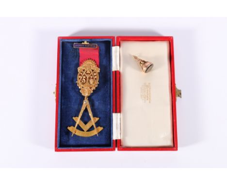 9ct gold Masonic jewel with "Post Nubila Pheobus" and "Sic Itur Ad Astra" mottos, dependant compass, square and protractor in