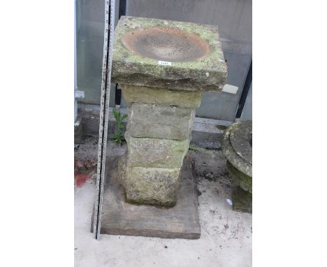 A VINTAGE WEATHERED NATURAL STONE BIRD BATH WITH PEDESTAL BASE (H:76CM) 