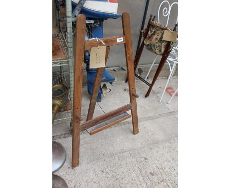 A SMALL WOODEN ARTISTS EASEL/DISPLAY FRAME 
