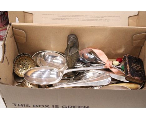 A QUANTITY OF VINTAGE FLATWARE TO INCLUDE LADELS, MUFFIN FORK, SUGAR SIFTERS, SPOONS, ETC 