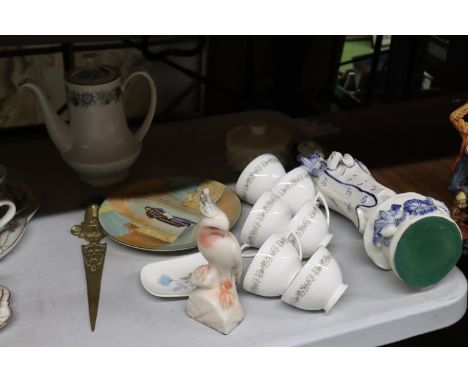 A MIXED LOT TO INCLUDE MINTON 'APRIL' TEA CUPS, A LARGE ORIENTAL BLUE AND WHITE FIGURE, A PARAGON 'CHERWELL' COFFEE POT, PARR