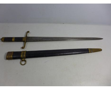 A VINTAGE HUNTING SWORD AND SCABBARD, 42CM BLADE, LENGTH 58CM 