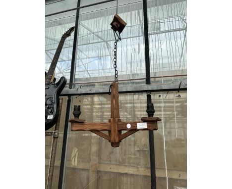 A VINTAGE STYLE THREE BRANCH WOODEN CILIENG LIGHT FITTING WITH HANGING CHAIN 