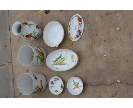 AN ASSORTMENT OF ROYAL WORCESTER ITEMS TO INCLUDEE A VASE AND DISHES ETC 