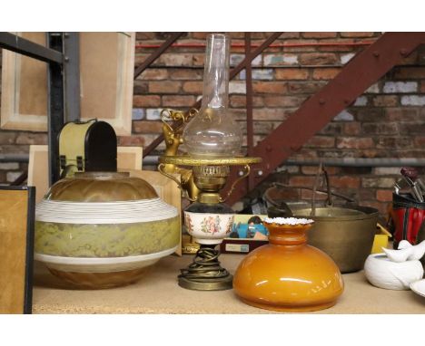 A VINTAGE OIL LAMP CONVERTED TO ELECTRICITY PLUS A LARGE GLASS LIGHT SHADE 
