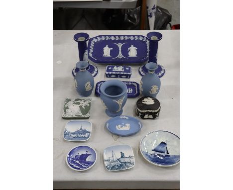 A MIXED LOT OF WEDGEWOOD TO INCLUDE CANDLESTICKS, TRINKET BOXES, VASES ETC PLUS A FURTHER SELECTION A PIN DISHES 