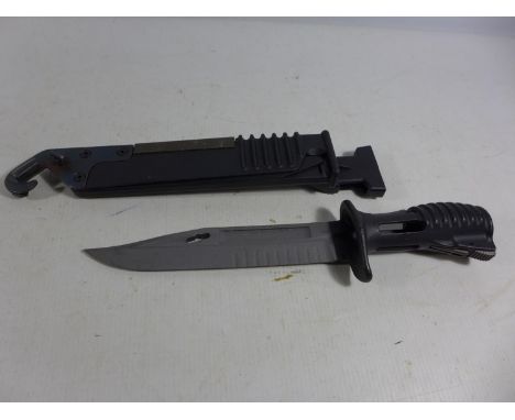 A BRITISH SA 80 BAYONET AND SCABBARD, 18CM BLADE, LENGTH 35CM 